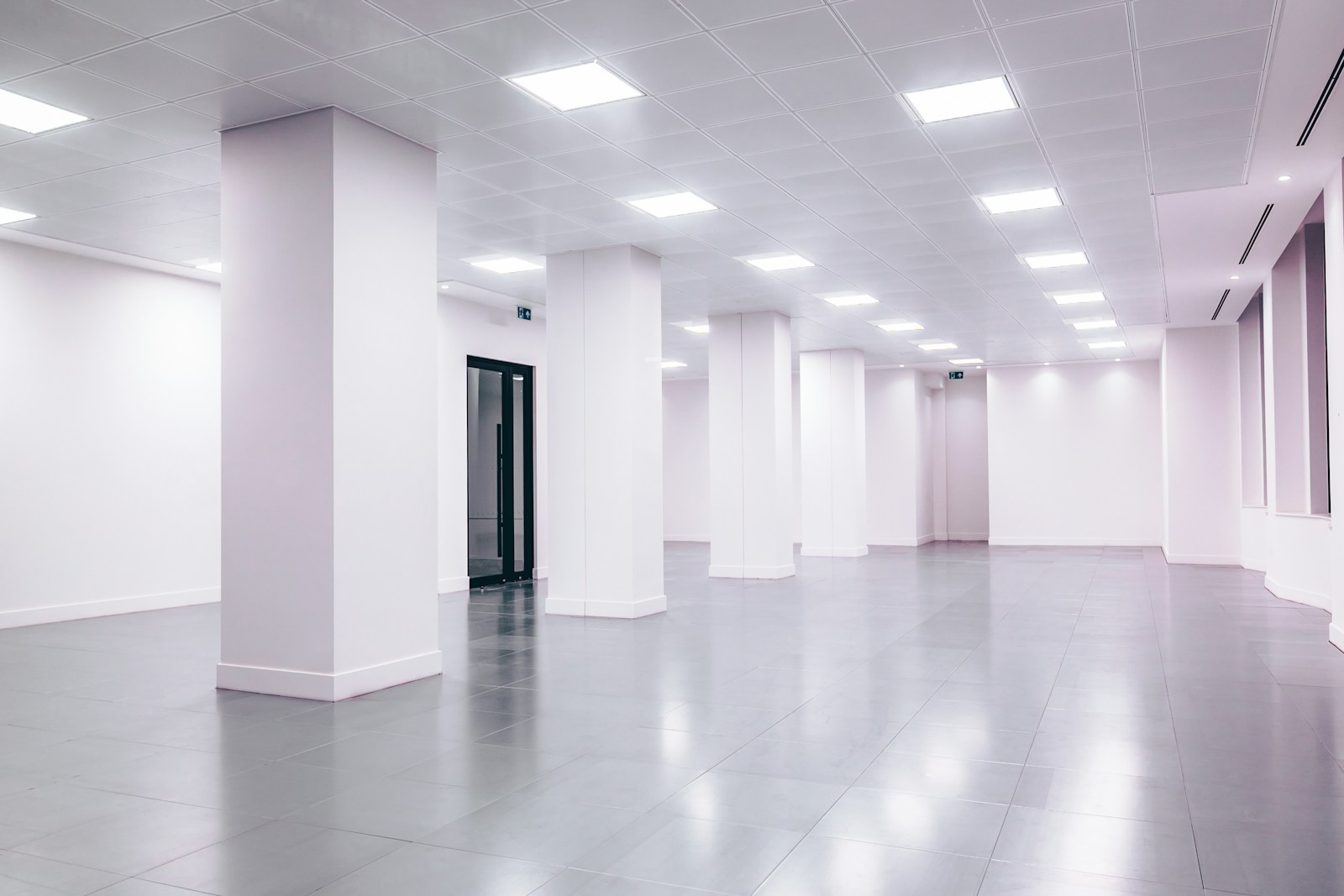 Espacio de oficina vacío preparado para evaluar su distribución