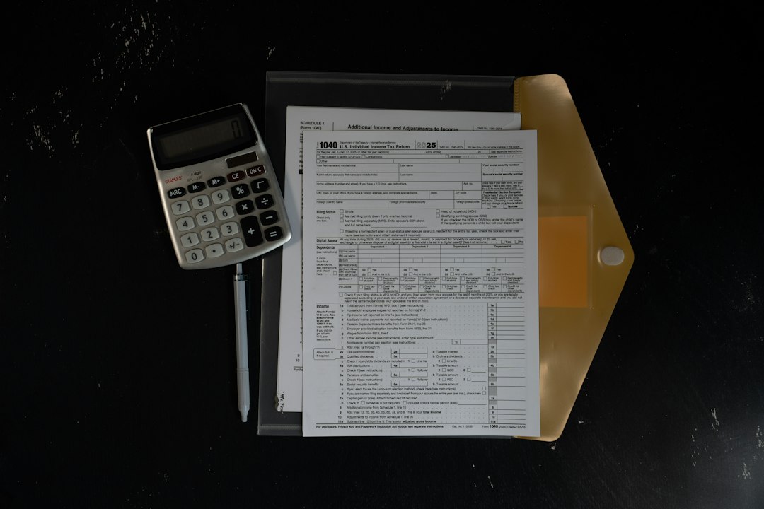 Calculadora y documentos para comparar el presupuesto de un baño