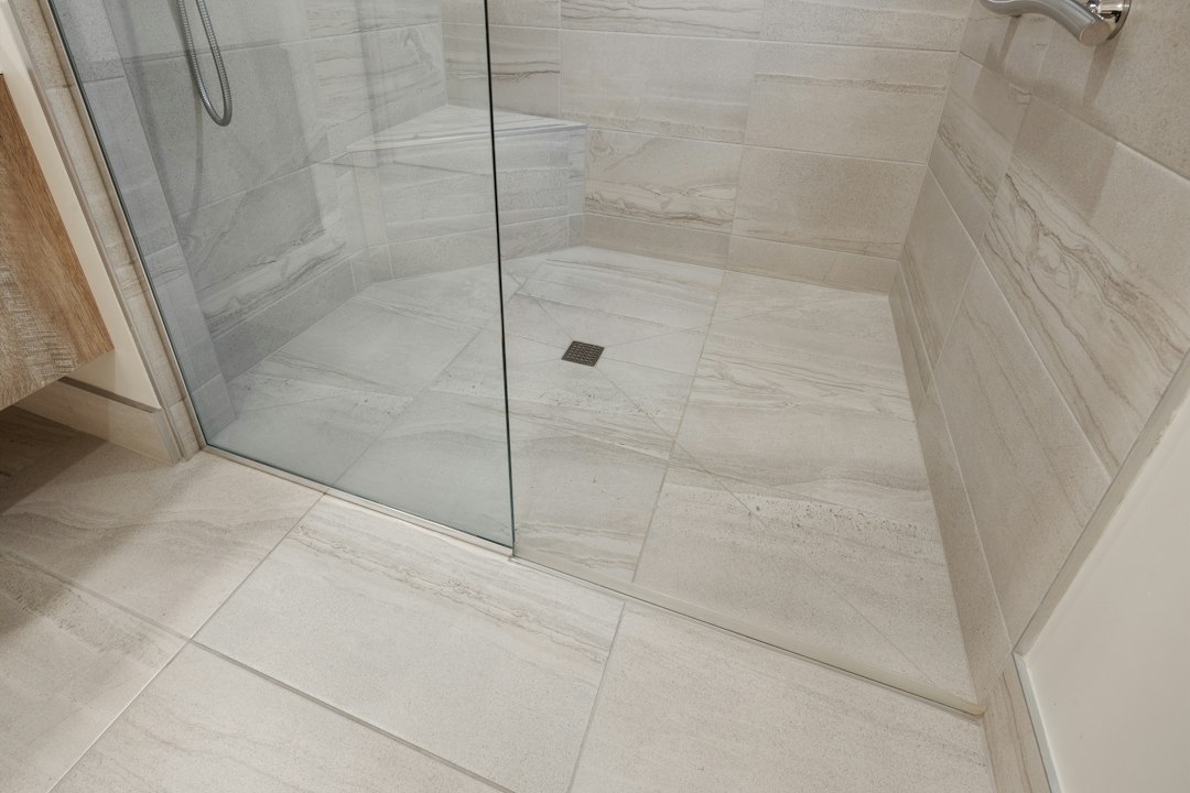 Ducha a ras de suelo en un baño accesible