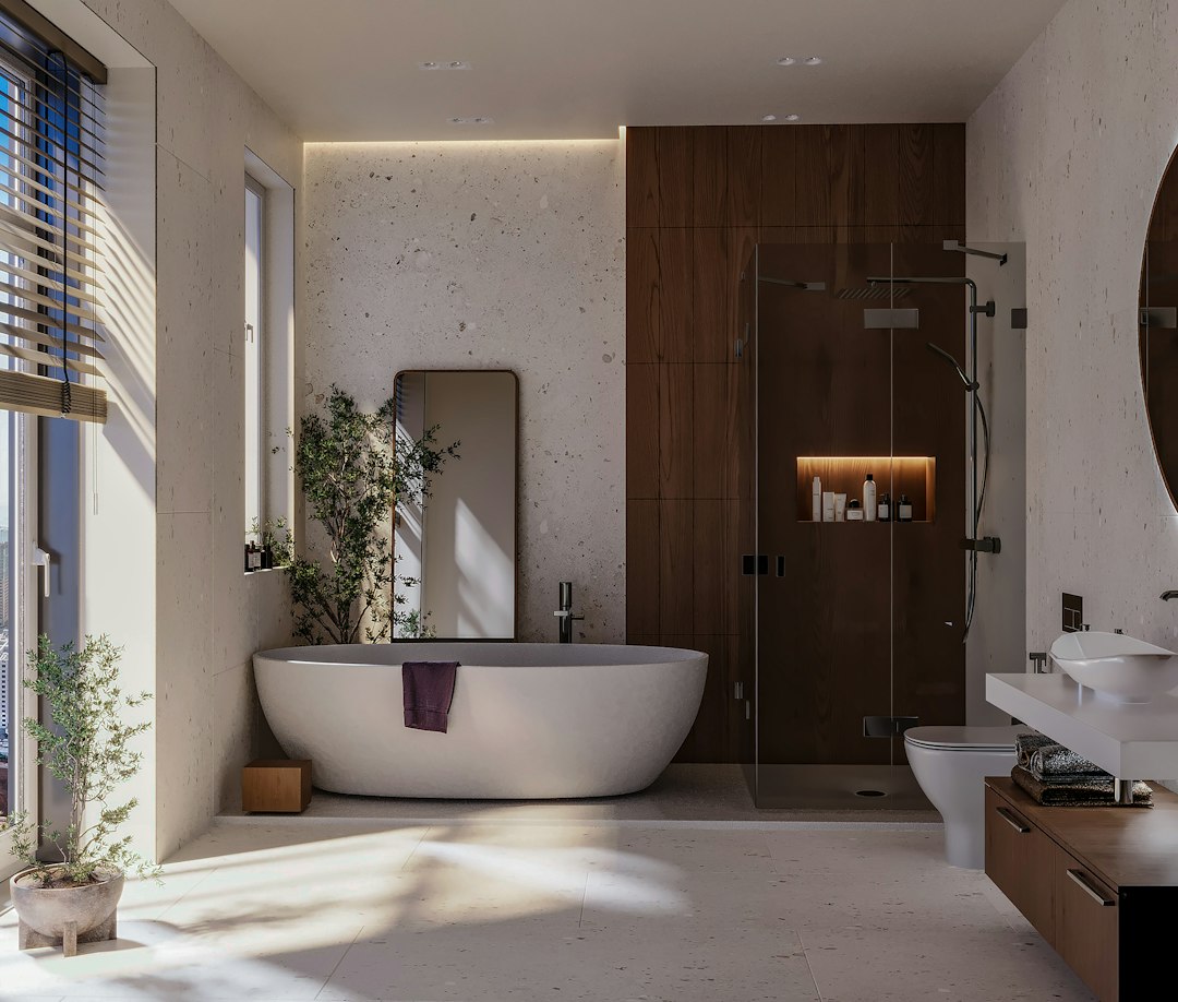 Baño moderno y funcional con luz natural