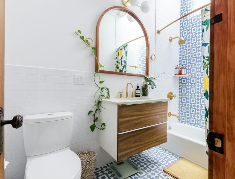 Baño pequeño con almacenaje y distribución compacta