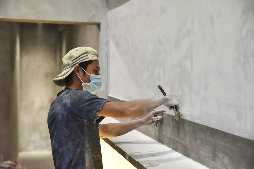 Profesional trabajando en las instalaciones de un baño