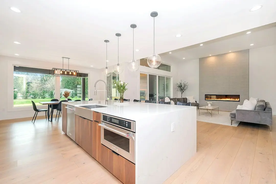 Cocina reformada luminosa con una distribución funcional