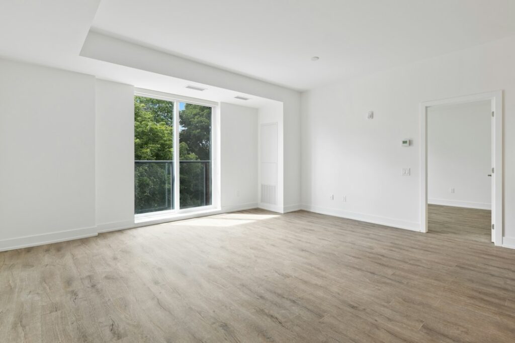 Estancia vacía con ventana, puerta y suelo visibles para valorar qué cambiar