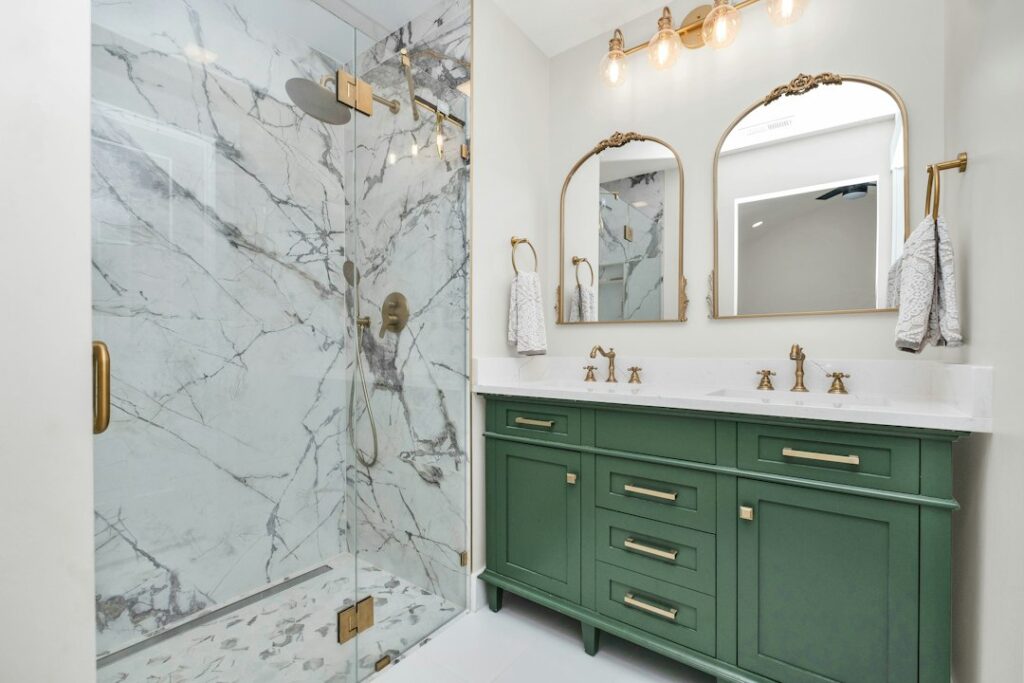 Baño con ducha, lavabo y mueble de almacenaje