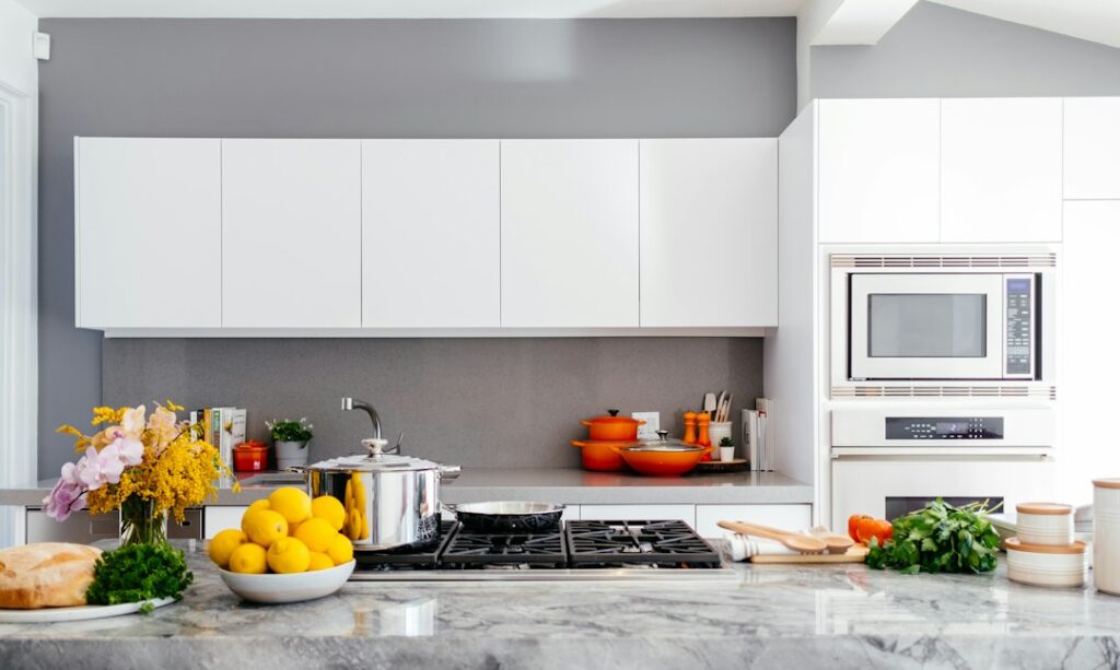Cocina con zona de cocción, encimera de trabajo y almacenaje